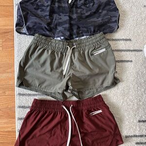 (3) Vuori clementines shorts women medium green maroon black camo